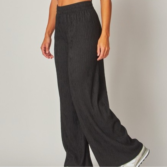 Love Poem Black Crinkled Plissé Lounge Set | Size M (NWT) - Picture 5 of 9